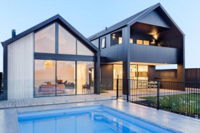 Space+Light lounge by pool walk to town beach, Dunsborough